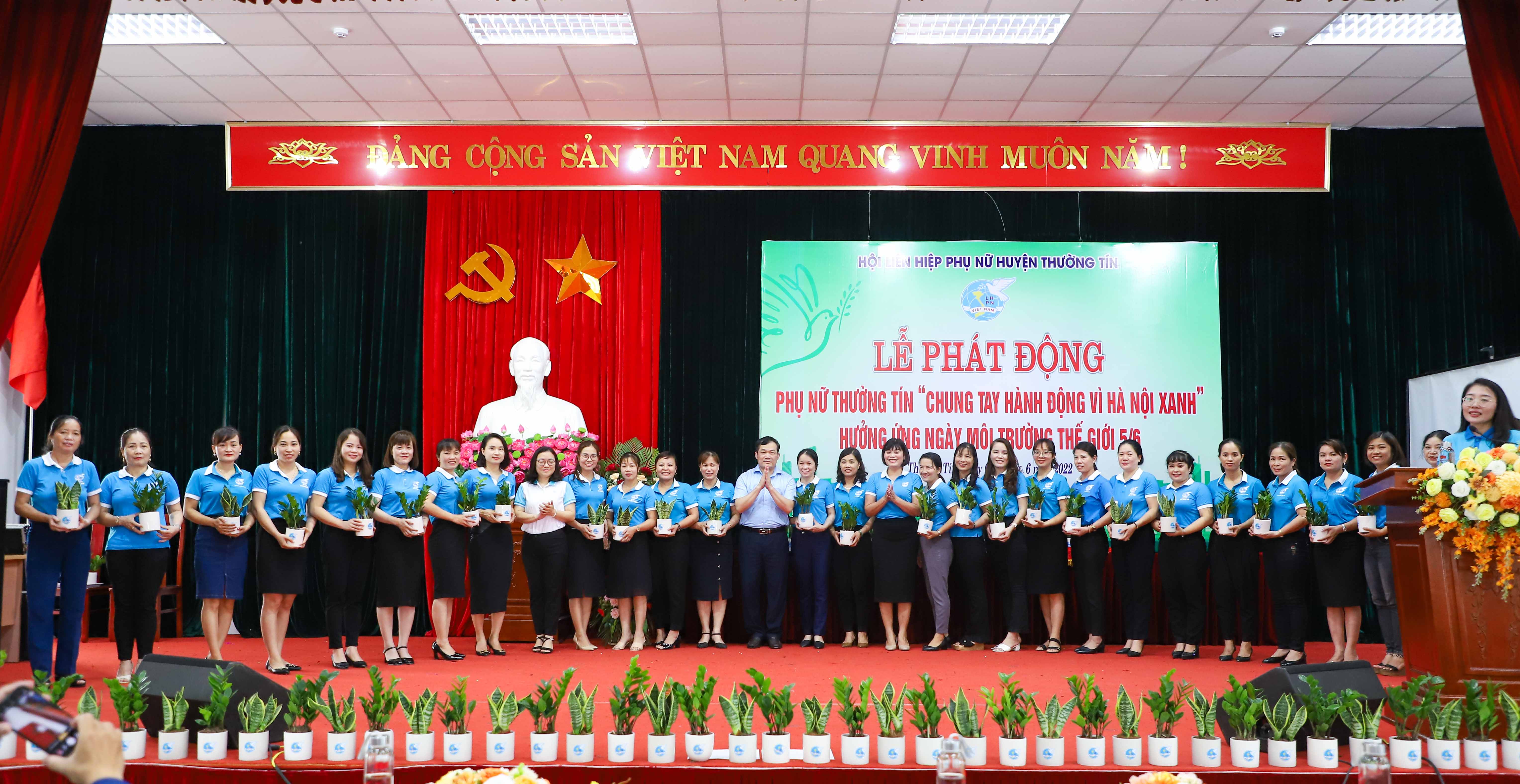 Hội Liên hiệp phụ nữ huyện Thường Tín tặng cây xanh cho cán bộ phụ nữ